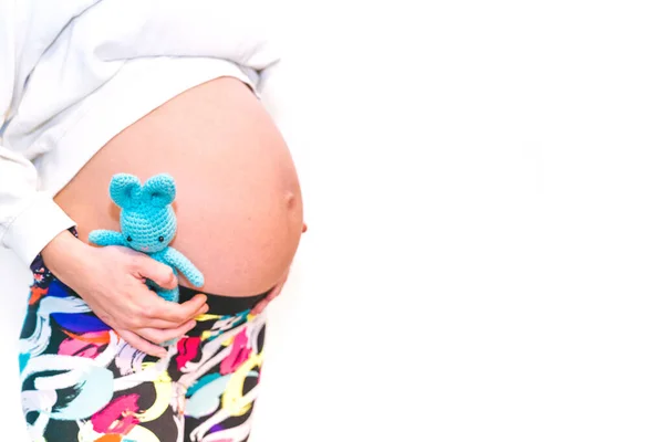 Beyaz Arka Planda Mavi Oyuncağı Olan Hamile Bir Kadın — Stok fotoğraf