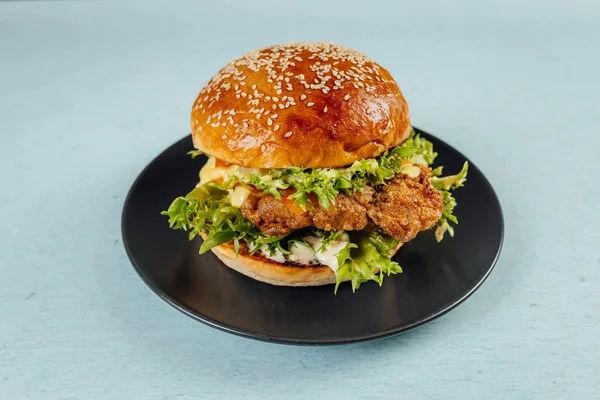 Detailní Záběr Lahodného Burgeru Salátem Pečeným Masem Omáčkou Talíři — Stock fotografie