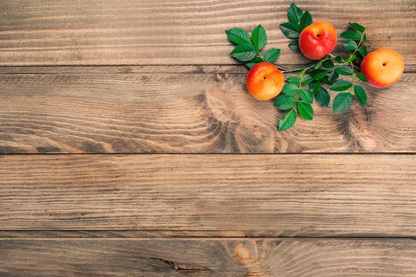 Eine Draufsicht Auf Drei Aprikosen Mit Frischen Grünen Blättern Auf — Stockfoto