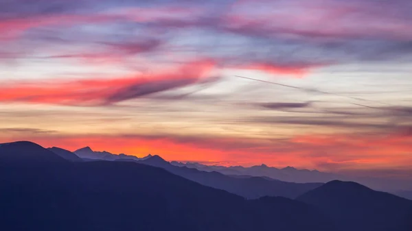 Beautiful Sunset Colorful Clouds Mountain Terrain — Stock Photo, Image