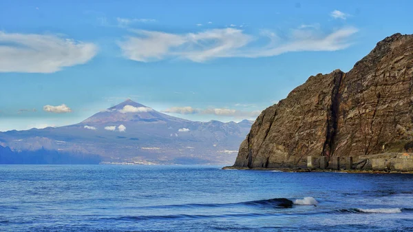 Beautiful Shot Sea Rocky Hill Background — Stock Photo, Image