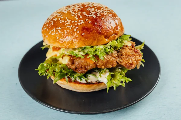 Ένα Κοντινό Πλάνο Από Ένα Νόστιμο Burger Μαρούλι Ψητό Κρέας — Φωτογραφία Αρχείου