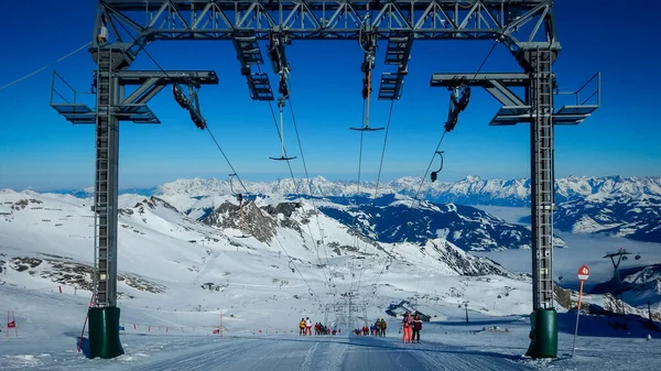 Skiërs Een Piste Naast Een Kabelbaan Een Wintersportactiviteit — Stockfoto