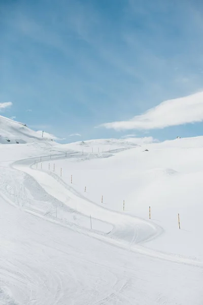 Tiro Vertical Campo Neve Sob Céu Azul — Fotografia de Stock