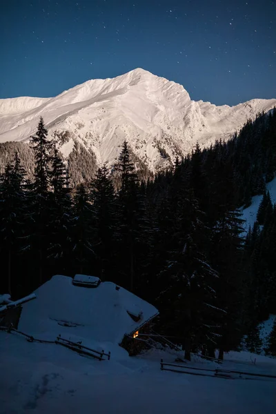 Tiro Vertical Montanhas Cobertas Neve Sob Céu Brilhante — Fotografia de Stock