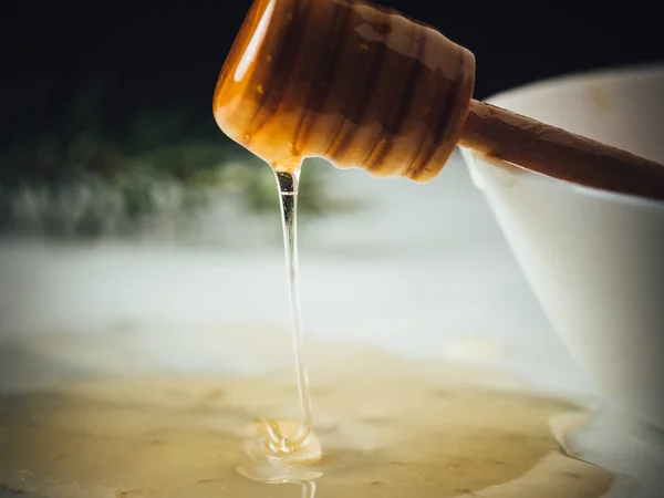 Ein Holzlöffel Honig Einem Weißen Teller Und Honig Der Aus — Stockfoto