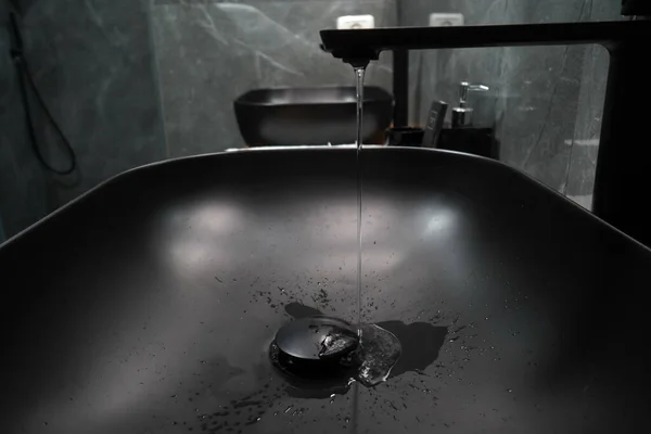 Селективный Фокус Снимка Воды Вытекающей Крана Черной Раковины Ванной Комнаты — стоковое фото