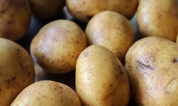 Een Hoge Hoek Shot Van Een Hoop Rauwe Aardappelen Keuken — Stockfoto