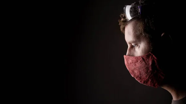 Kafkas Erkek Profili Yapımı Kırmızı Bir Bez Yüz Maskesi Saç — Stok fotoğraf