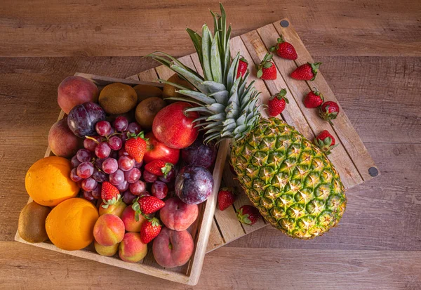 Una Vista Superior Frutas Maduras Bayas Una Caja Madera Sobre —  Fotos de Stock