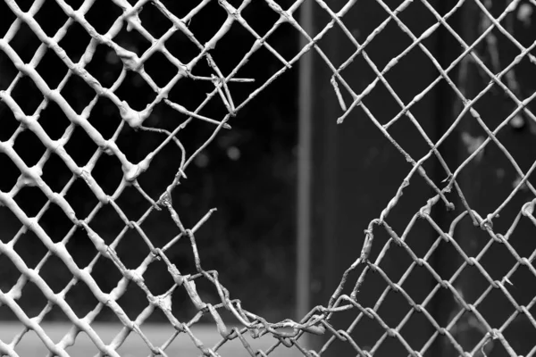 Ένα Κοντινό Πλάνο Ενός Σπασμένου Φράχτη Από Μεταλλικό Δίχτυ — Φωτογραφία Αρχείου