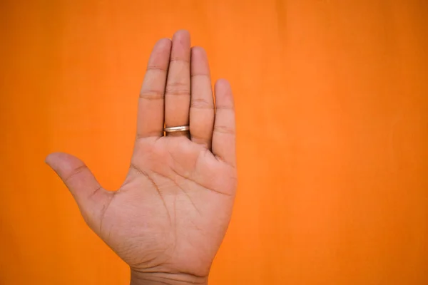 Hand Einer Frau Mit Gelben Gumminägeln Auf Hellem Hintergrund Nahaufnahme — Stockfoto