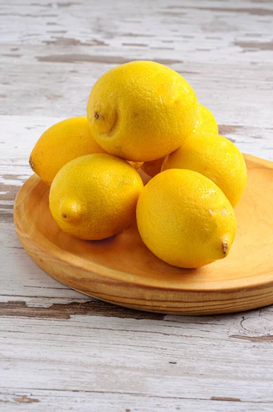 식탁에 레몬을 클로즈업하여 — 스톡 사진