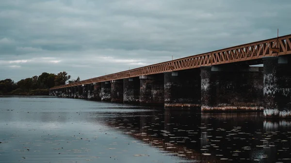 Disparo Del Puente Moerputten Sobre Lago Que Refleja Agua — Foto de Stock