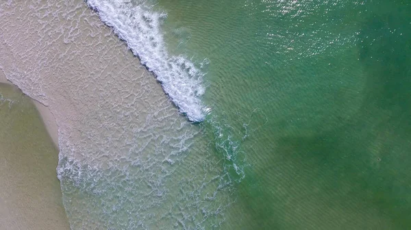 Tiro Aéreo Das Ondas Oceano Praia Areia Fundo Perfeito Papel — Fotografia de Stock