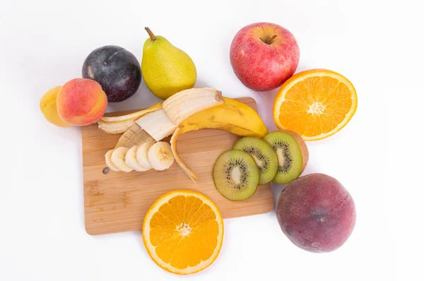 Een Bovenaanzicht Van Vers Gesneden Vruchten Een Houten Plaat Geïsoleerd — Stockfoto