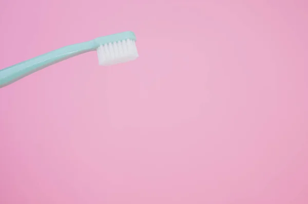 Primer Plano Cepillo Dientes Limpio Aislado Sobre Fondo Rosa — Foto de Stock