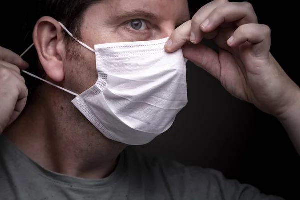 Maschio Caucasico Mettere Una Maschera Facciale Con Una Mano Mettendo — Foto Stock