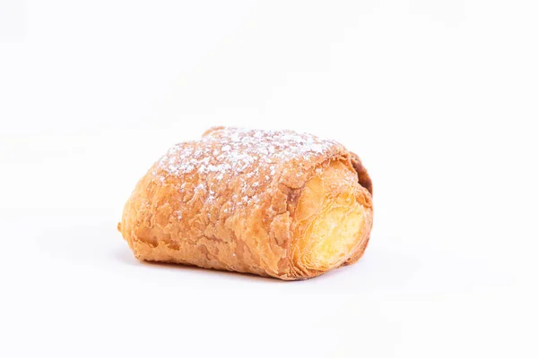 Eine Nahaufnahme Von Pain Chocolat Mit Zuckerpuder Auf Weißem Hintergrund — Stockfoto