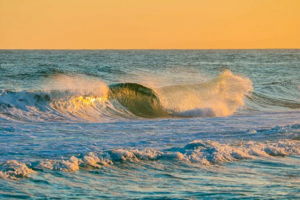 一张美丽的海浪的照片 完美的背景 — 图库照片