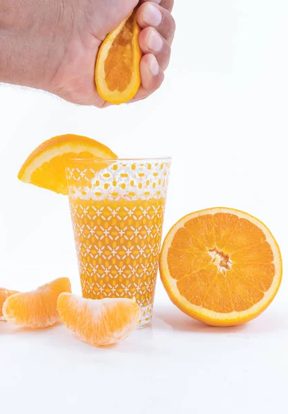 바탕에 분리되어 유리잔에 오렌지를 사람의 — 스톡 사진
