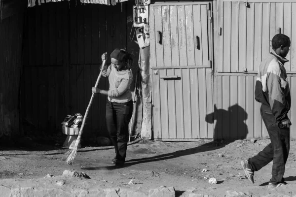Addis Ababa Ethiopia 2021年1月5日 2014年1月30日 埃塞俄比亚亚的斯亚贝巴 一名年轻女子清晨在一条安静的小街上清扫了她的非正式商店的前门 — 图库照片