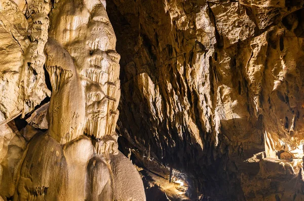 Intérieur Une Ancienne Grotte Rocheuse Historique — Photo