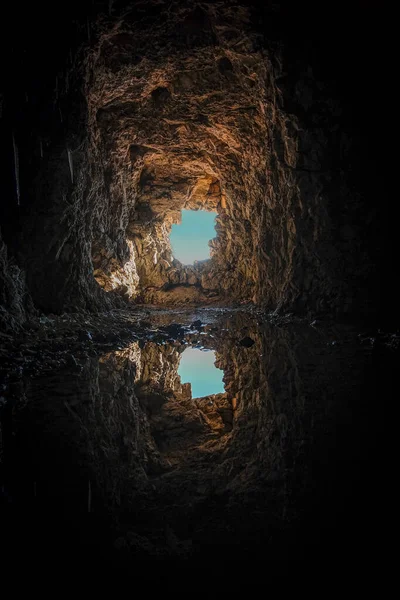 Disparo Vertical Una Cueva Piedra Que Refleja Agua Interior —  Fotos de Stock