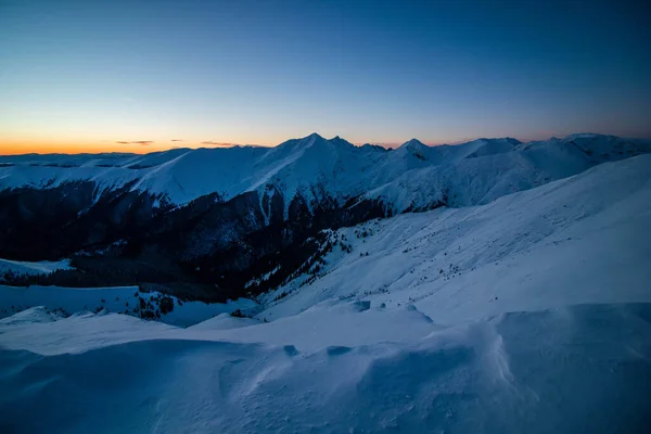 Primer Plano Montañas Cubiertas Nieve Bajo Cielo Atardecer — Foto de Stock