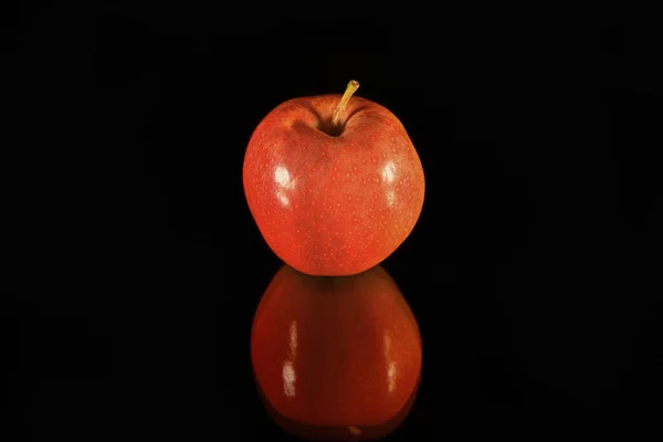 Крупним Планом Свіже Червоне Яблуко Відбивається Поверхні Ізольовано Чорному Тлі — стокове фото