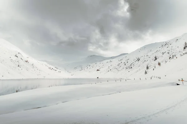 美丽的冬季风景 山上覆盖着白雪 — 图库照片