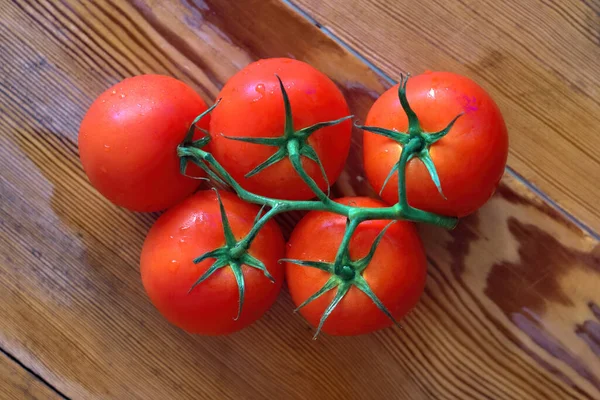 Uma Vista Superior Tomates Vermelhos Frescos Uma Mesa Madeira — Fotografia de Stock