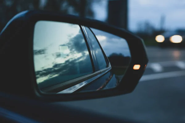 Beau Cliché Une Voiture Miroir Sur Fond Flou Mouvement Conduite — Photo