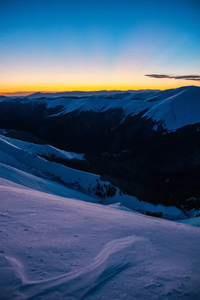 在夕阳西下 一片片白雪覆盖的美丽的群山 — 图库照片