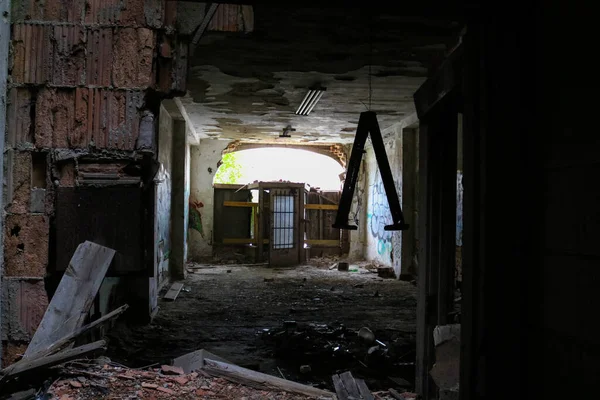 Tiro Antigo Edifício Abandonado Danificado — Fotografia de Stock