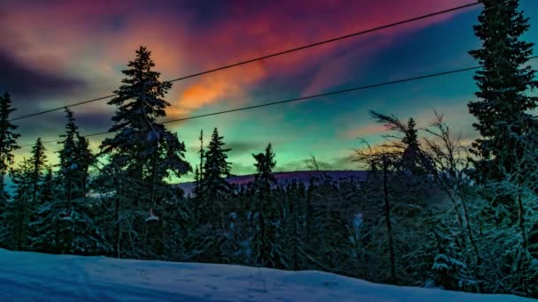 4Kのカラフルな夕焼け空で雪景色の中を走るケーブルカーラインのタイムラプス — ストック動画