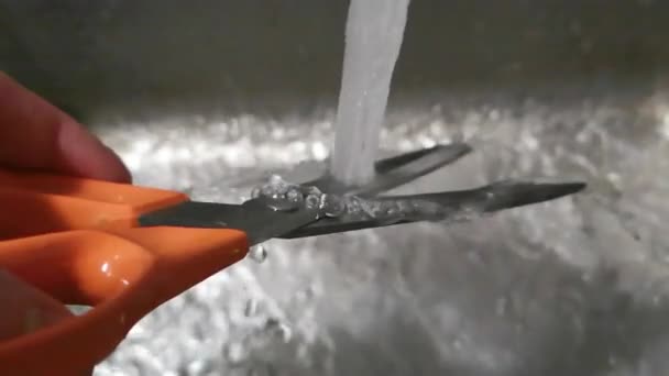 Slow Motion Scissors Cleaned Flowing Water Sink — Stok video