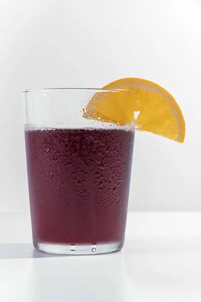 Eine Vertikale Aufnahme Eines Glases Eisgekühlten Getränks Mit Einer Zitronenscheibe — Stockfoto