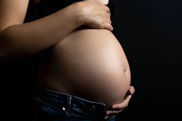 Fascinerande Bild Gravid Kvinna Svart Bakgrund — Stockfoto