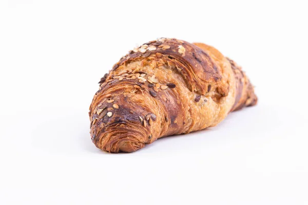 Egy Közeli Kép Egy Finom Croissant Szezámmaggal Elszigetelt Fehér Alapon — Stock Fotó