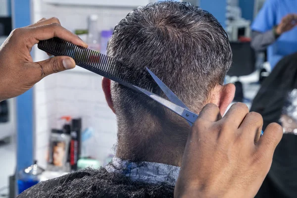 Gros Plan Homme Qui Fait Couper Les Cheveux Salon Coiffure — Photo