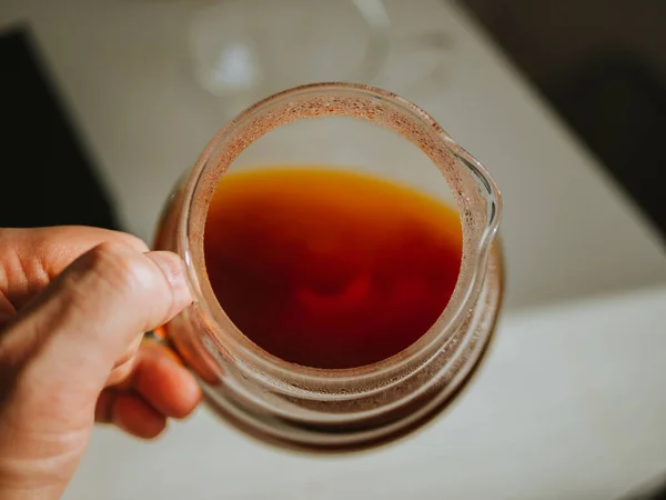 Une Vue Dessus Une Main Tenant Une Cafetière Avec Café — Photo