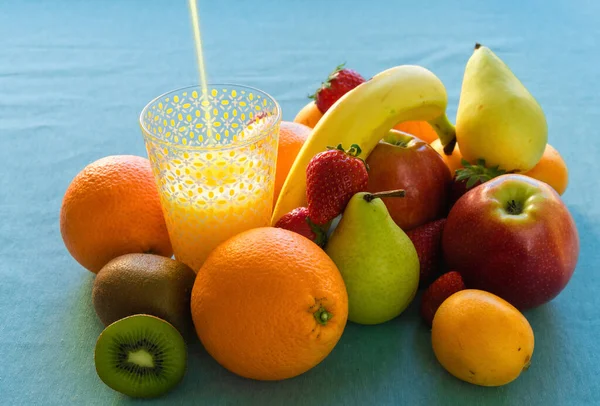 Egy Közeli Gyümölcslé Öntött Egy Pohárba Asztalon Érett Gyümölcsökkel Bogyókkal — Stock Fotó
