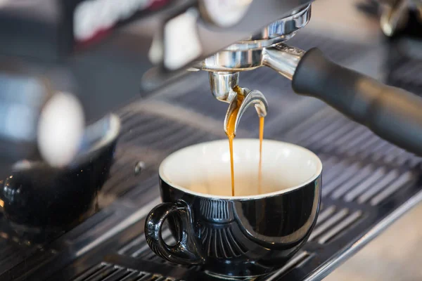 Egy Nagy Látószögű Kávékivonat Egy Pohárba Öntve — Stock Fotó