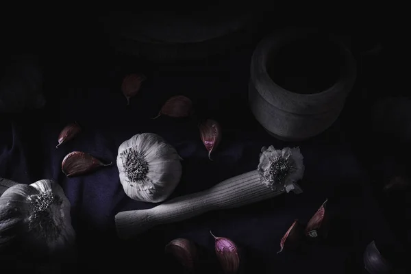 Ein Schönes Stillleben Aus Knoblauch Und Holzmörtel Auf Einer Violetten — Stockfoto