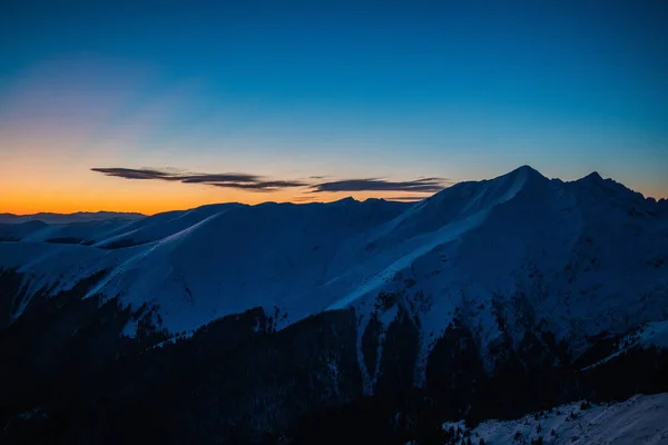 Belo Tiro Montanhas Cobertas Neve Sob Céu Por Sol — Fotografia de Stock