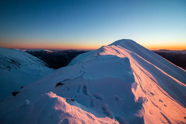 Hermoso Tiro Montañas Cubiertas Nieve Bajo Cielo Del Atardecer — Foto de Stock