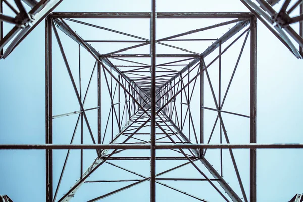 蓝天背景下的低角电力线路结构 — 图库照片