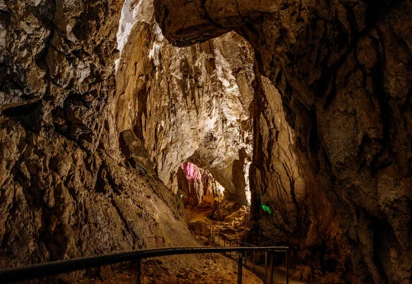 Das Innere Einer Alten Historischen Felshöhle — Stockfoto