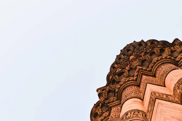 美丽的Qutub Minar建筑与晴朗的天空的对比 — 图库照片